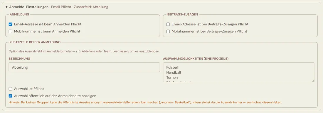 Aufgeklappte Anmelde-Einstellungen im Editor mit den drei Kästen Anmeldung, Beitrags-Zusagen und Zusatzfeld bei der Anmeldung, gesetzten Haken bei Email-Pflicht und öffentlicher Anzeige sowie dem orangefarbenen Hinweis zur Erkennbarkeit anonymer Helfer