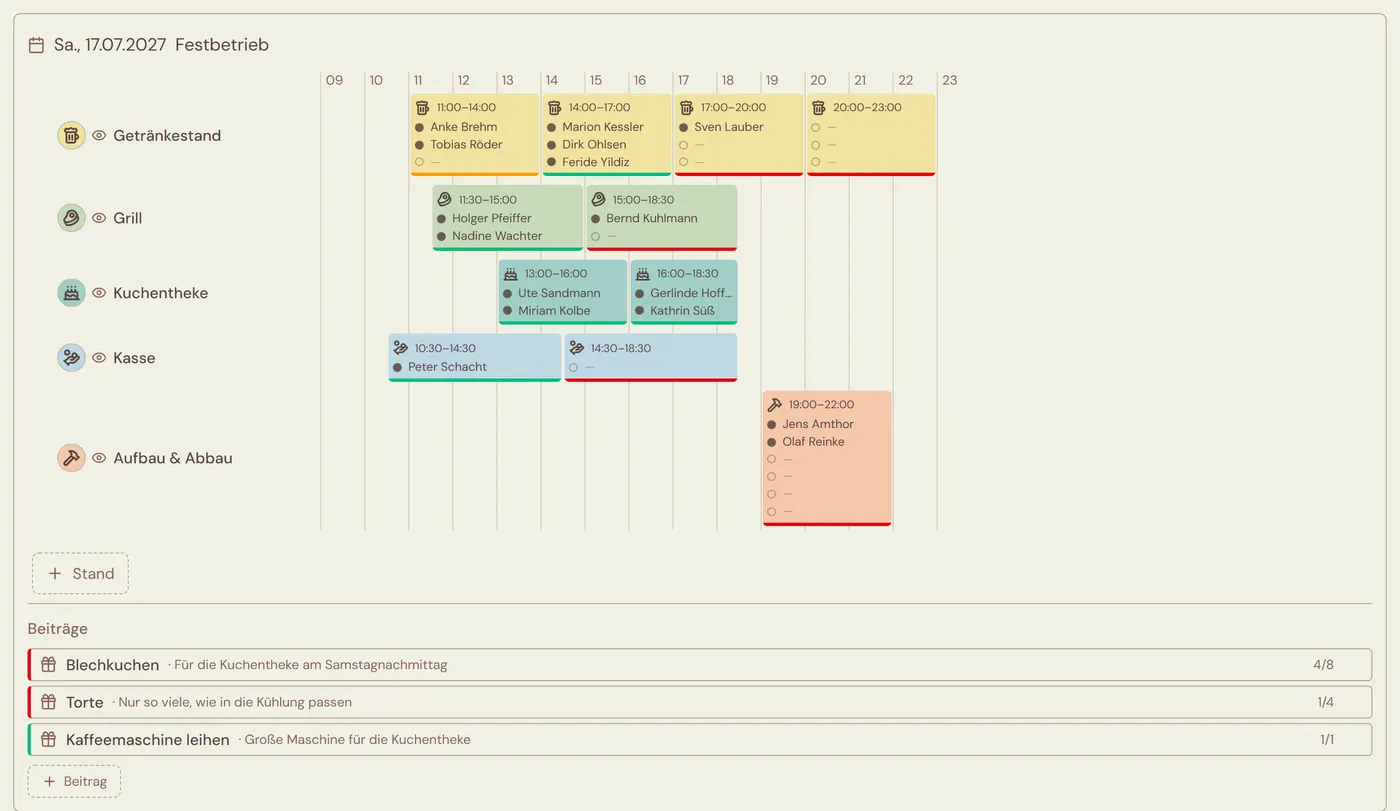 Gantt-Ansicht eines Festtags mit den Ständen Getränkestand, Grill, Kuchentheke, Kasse und Aufbau, darin farbige Schichtbalken mit den Namen der eingetragenen Helfer