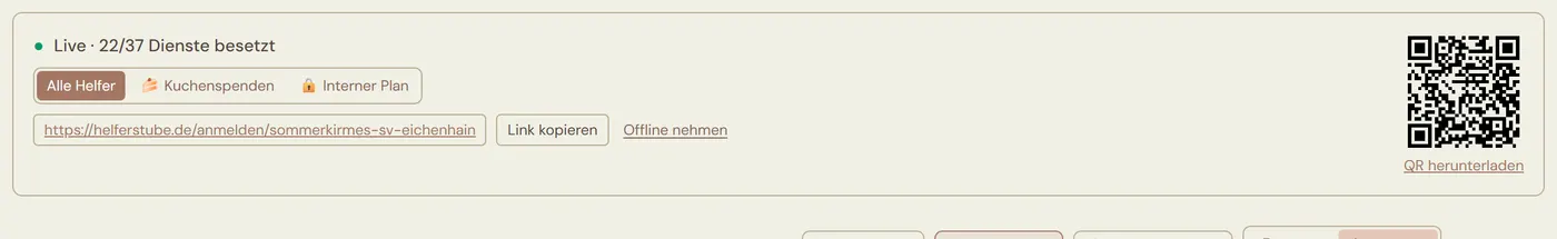 Grüner Live-Balken über dem Plan mit dem Text „Live · 22/37 Dienste besetzt“, den Reitern Alle Helfer, Kuchenspenden und Interner Plan, dem Anmelde-Link, dem Knopf „Link kopieren“ und einem QR-Code