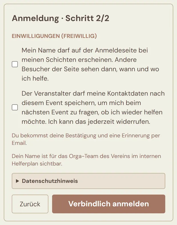 Anmeldeformular Schritt 2 von 2 mit der Überschrift Einwilligungen (freiwillig), zwei nicht angekreuzten Kästchen für Namensanzeige und Datenspeicherung, dem aufklappbaren Datenschutzhinweis und dem Knopf Verbindlich anmelden