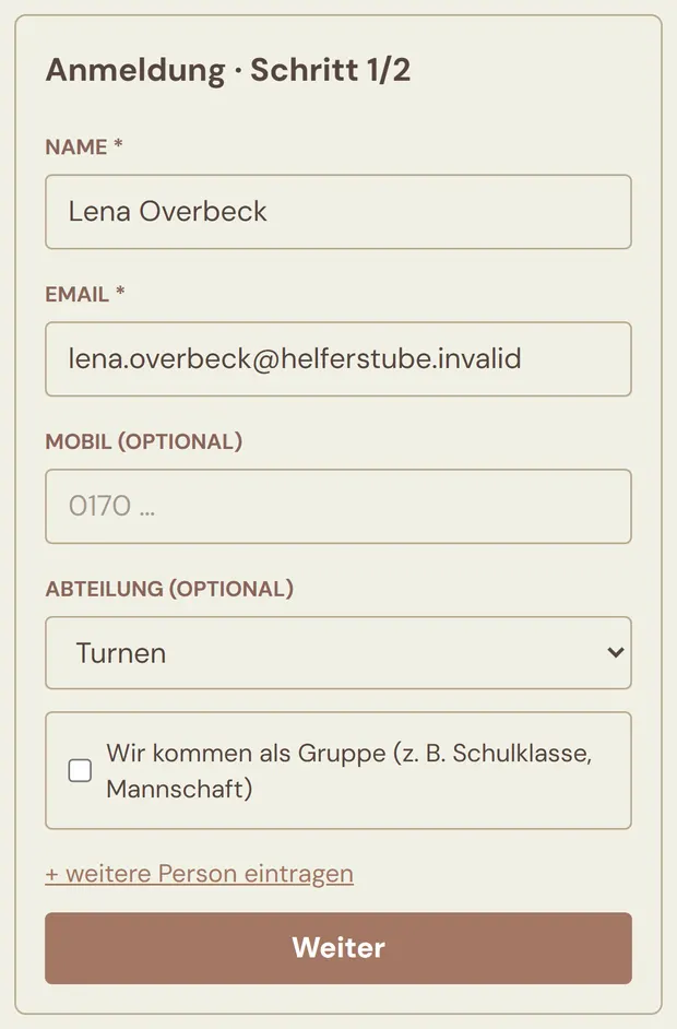 Anmeldeformular Schritt 1 von 2 auf dem Handy mit den Feldern Name, Email mit Sternchen, Mobil optional, dem Auswahlfeld Abteilung, der Gruppen-Ankreuzbox und dem Knopf Weiter