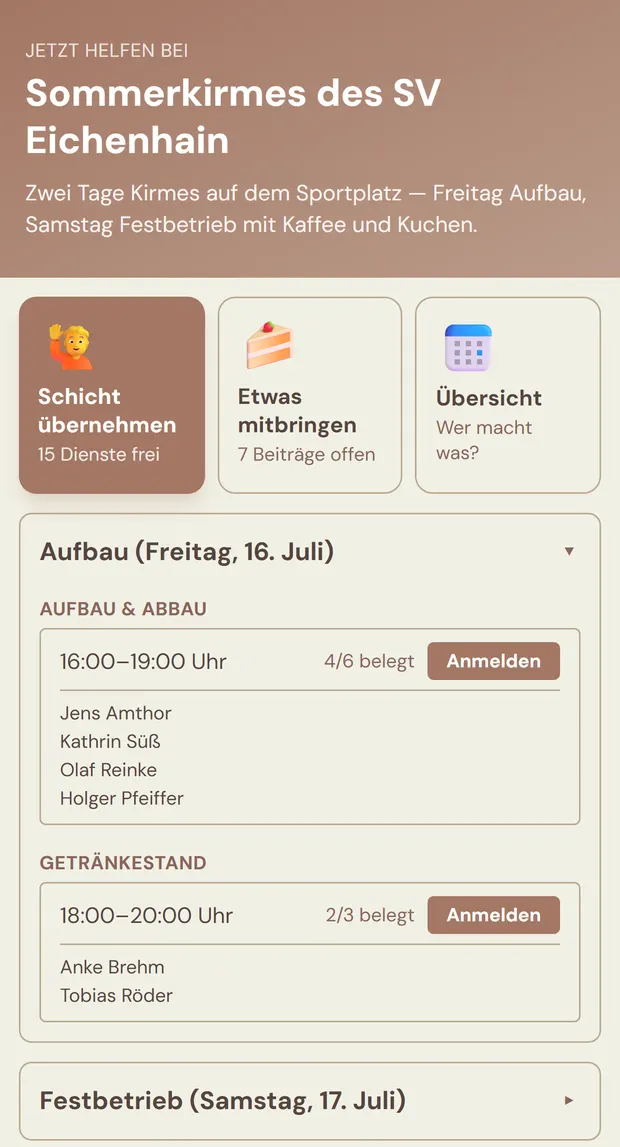 Öffentliche Anmeldeseite auf einem Smartphone: Kopfzeile „Jetzt helfen bei — Sommerkirmes des SV Eichenhain“, drei Kacheln Schicht übernehmen, Etwas mitbringen und Übersicht, darunter der aufgeklappte Tag Aufbau mit zwei Schichten und Anmelde-Knöpfen